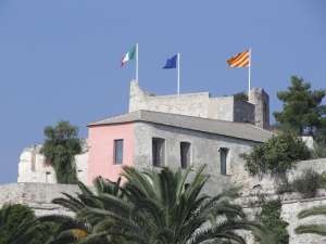 Xtrallusion offers characteristic Bed and Breakfast, B&B, Guest House, Hotel, Albergo and Country Lodge accommodation in Italy. Plus independent self-guided Walking, Adventure, Activity, Skiing and Paragliding Holiday itineraries on the Italian Rivieras, in the Italian Lakes, in the Italian Alps and in some of the most beautiful corners of Italy.